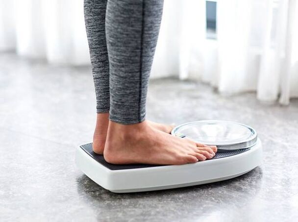 svēršanās, vienlaikus zaudējot svaru par 5 kg nedēļā